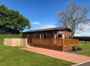 Charming 2-Bed Lodge with Hot tub in Morpeth